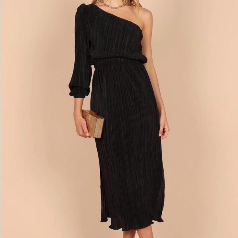 Petal & Pup Black One-Shoulder Pleated Midi with Long Sleeve